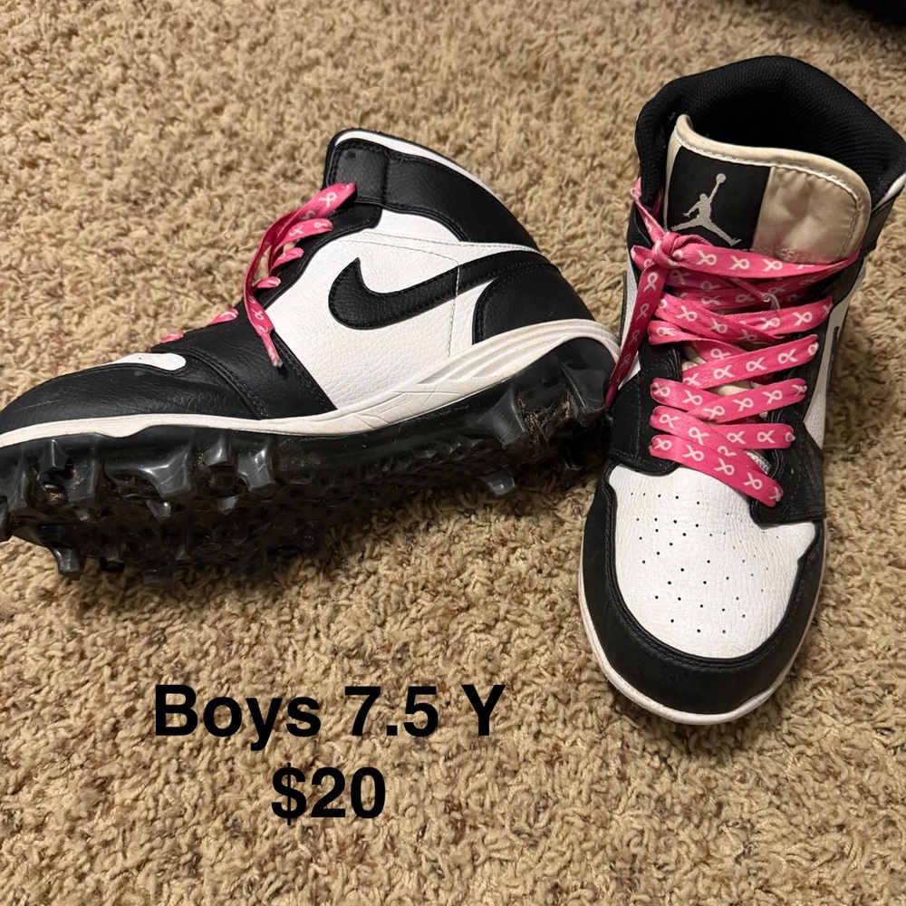 Nike Kids Black and White Sneakers with Pink Laces